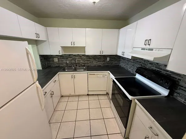 1900 W 68th St, Hialeah, FL