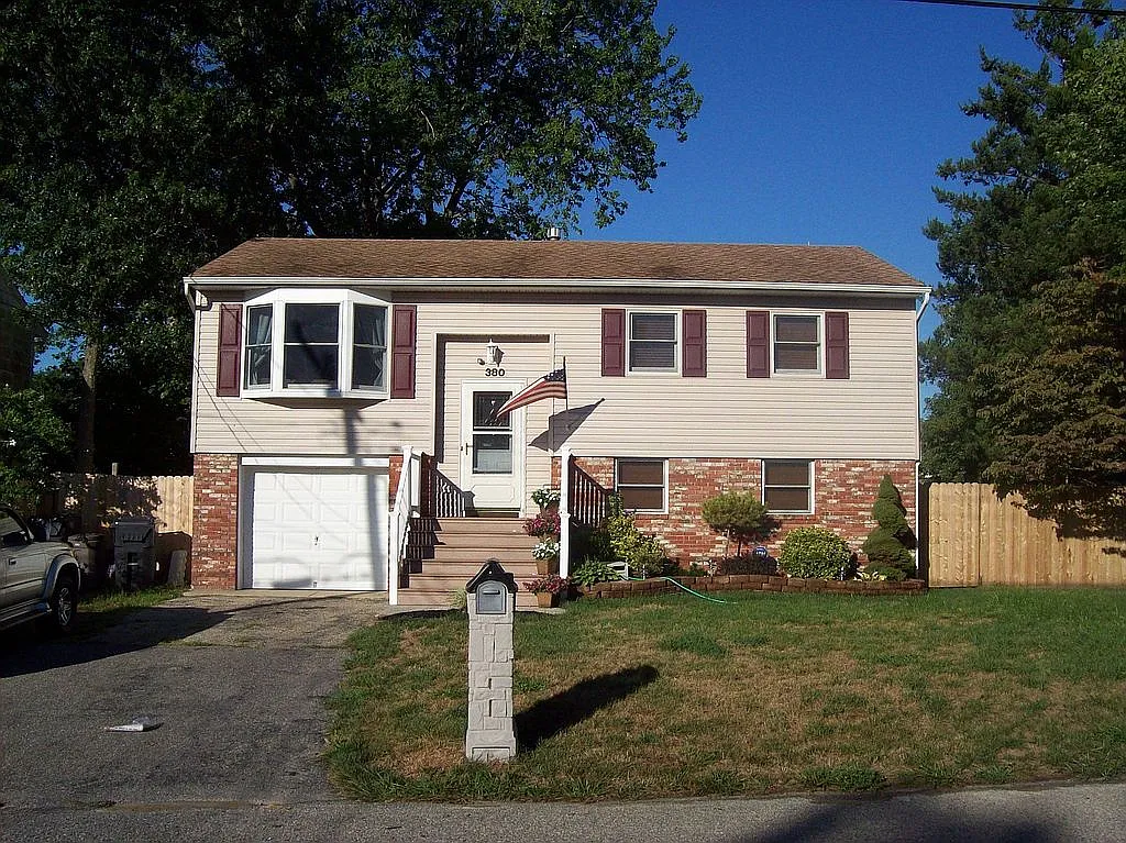 380 Essex Dr photo 1