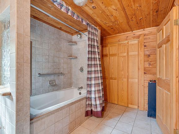 38th image of 147 Britton Ln
