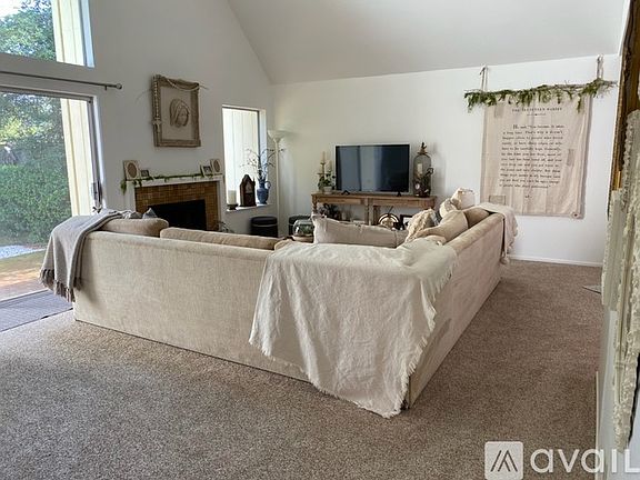 2nd image of 1385 Avenida Sebastiani