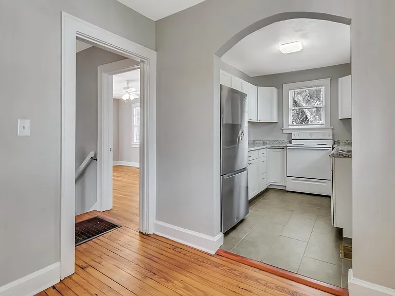 916 E 35th St — Photo 11