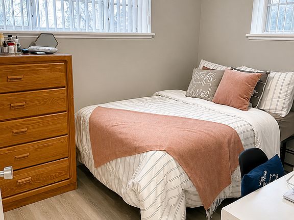 4th image of 801 W Madison St APT 1