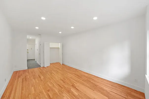 Rented by Mossanen Group | media 13