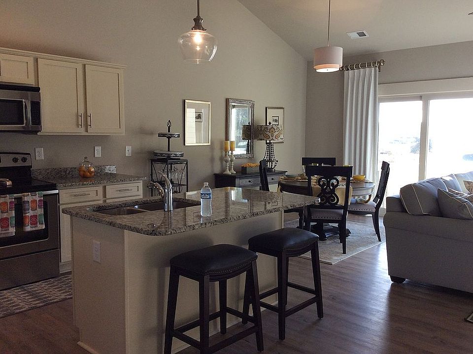 Kitchen, living area
