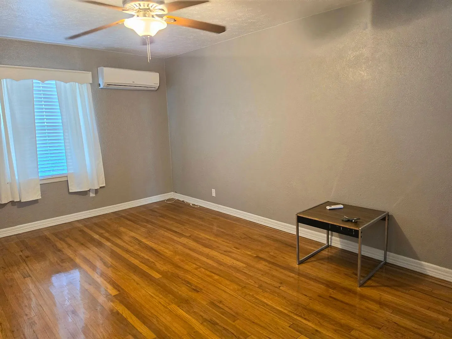 Cute 2 Bed 1 Bath — Photo 3