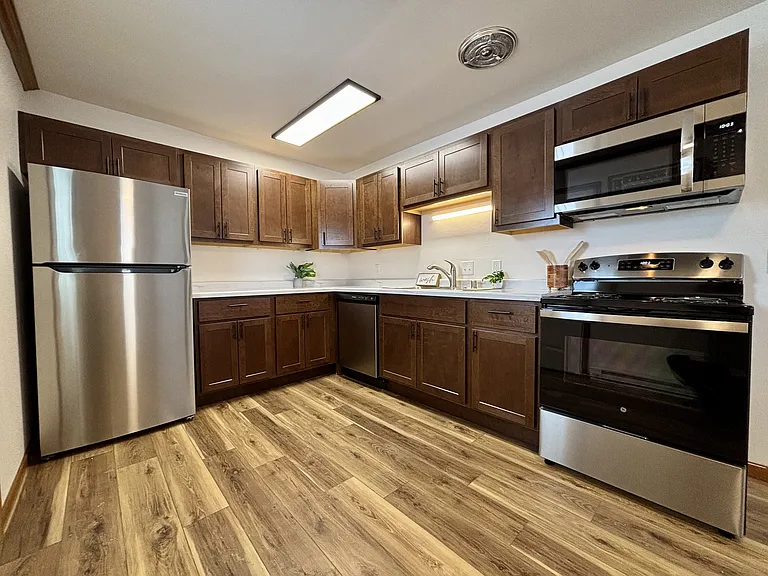 Town's Edge Apartments — Photo 20