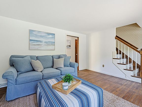 4th image of 556 Cotuit Road