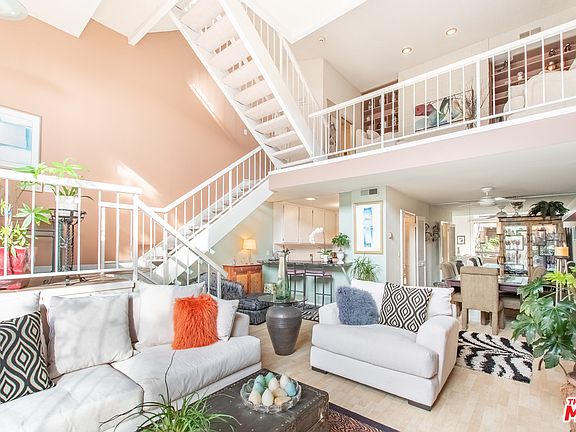 3rd image of 984 Granville Ave #5