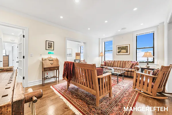 Sold by R New York | media 10