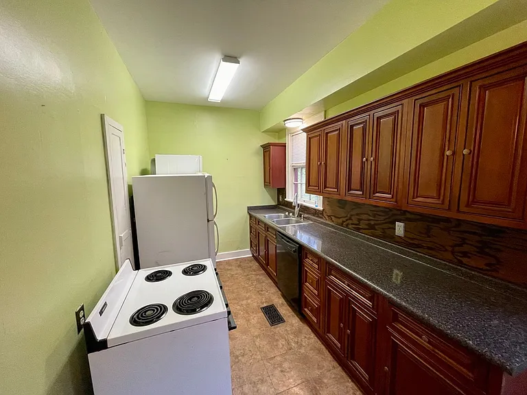 1326 Peachtree St — Photo 4