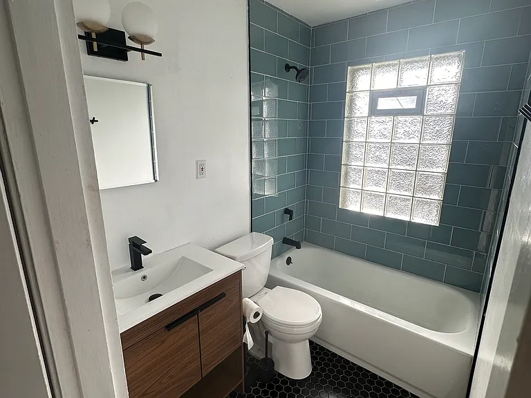 2904 Montrose Ave — Photo 9