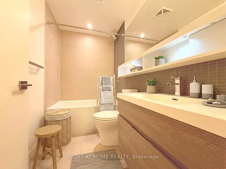 1239 Dundas St W #202 — Photo 7