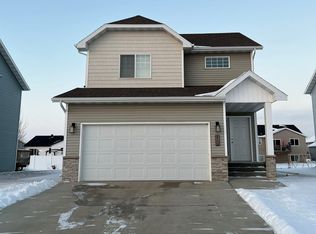 820 Cathy Dr W, West Fargo, ND 58078