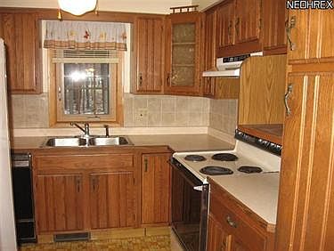 3rd image of 2861 Crestwood Dr NW