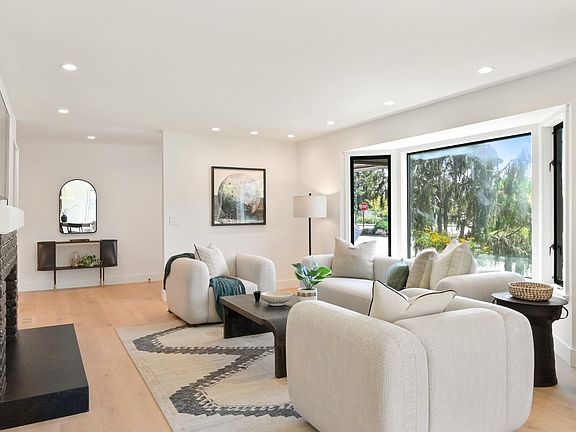 5th image of 679 Riviera Circle