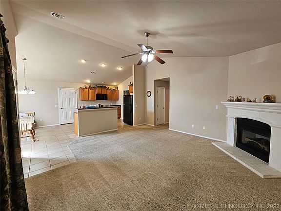 3rd image of 41 W Fairlane Dr