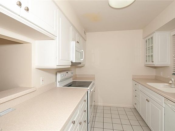 4th image of 518 12th Ave S #518