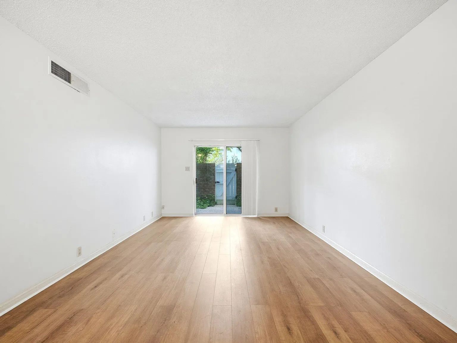 1 bed, 1.0 bath, 744 sqft, $1,099 — Photo 2