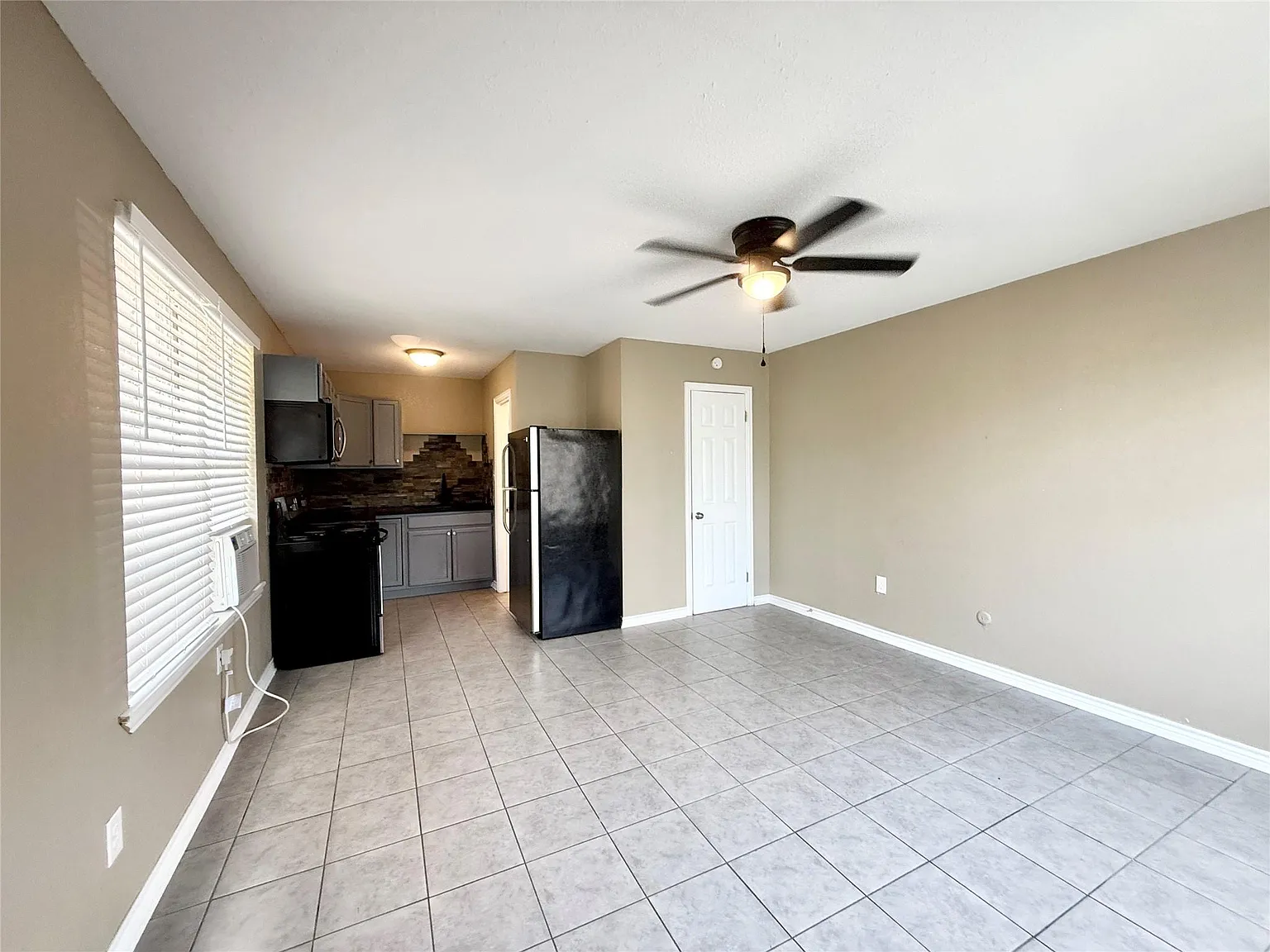 Studio, 1.0 bath, $795 — Photo 3