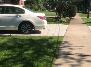 895 S Stratford Ave, Elmhurst, IL 60126