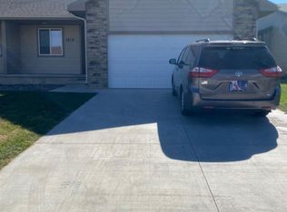 1918 Prairie View Dr, Garden City, KS 67846