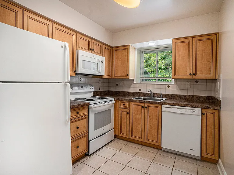 Maple Court Apartments — Photo 8