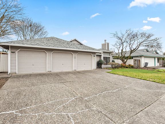 3rd image of 807 NE Countryside Dr