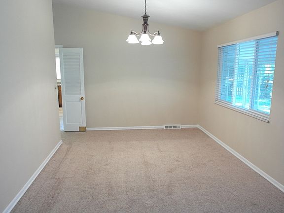 5th image of 381 Silvertree Ln
