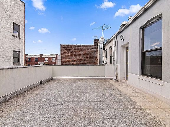 3rd image of 174 Avenue S