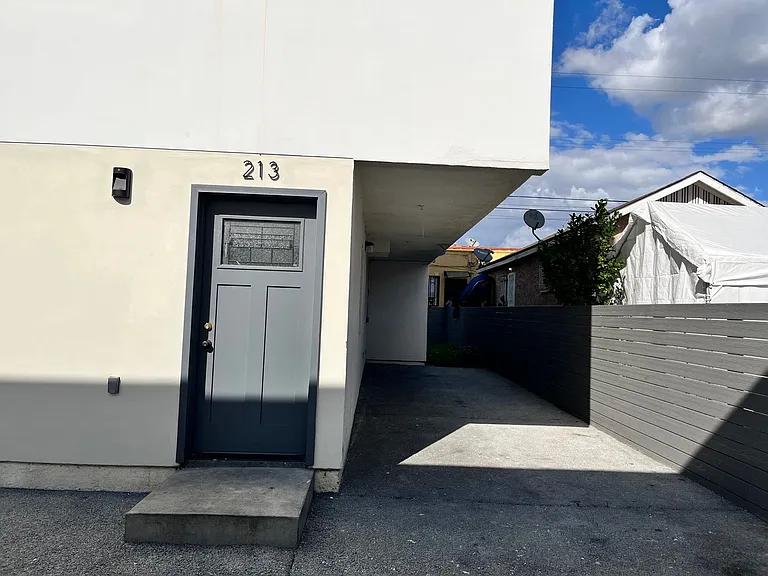 43(211) — Photo 25