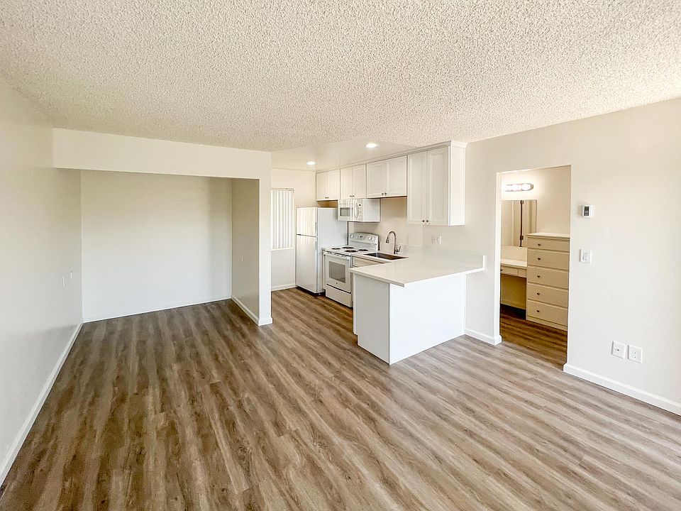 1st image of 974 Thomas Ave #4