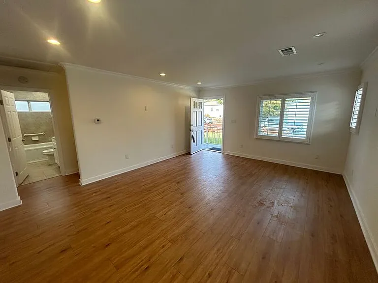 648 W Howard St — Photo 9