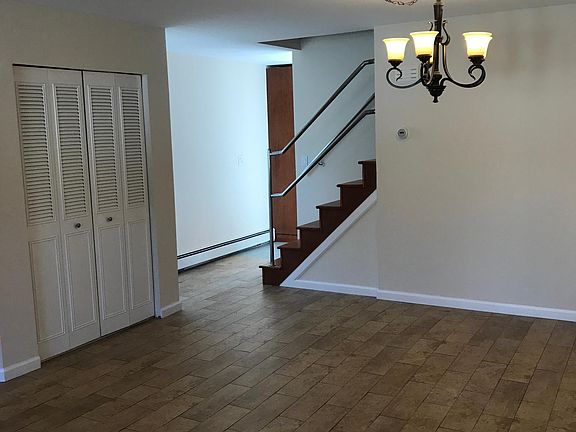 5th image of 104 Sandalwood Dr