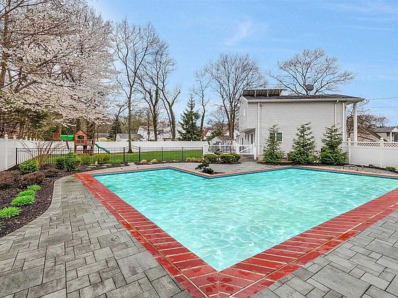 3rd image of 4 Walcott Ct