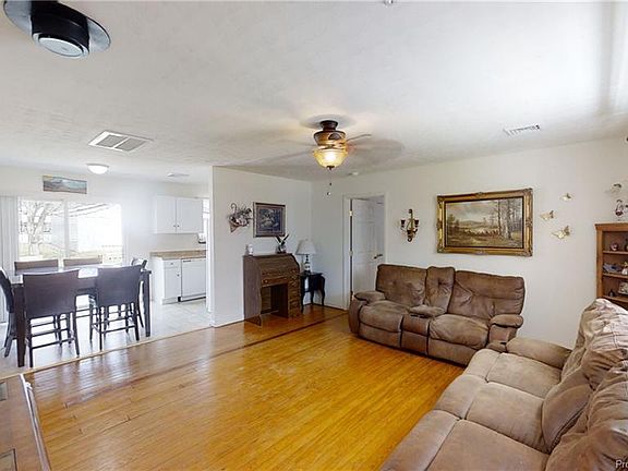 3rd image of 13924 Cypress Dr