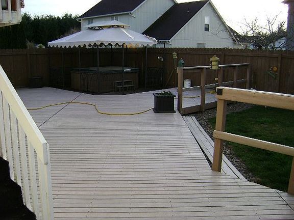 bottom deck in back yard & hot tub