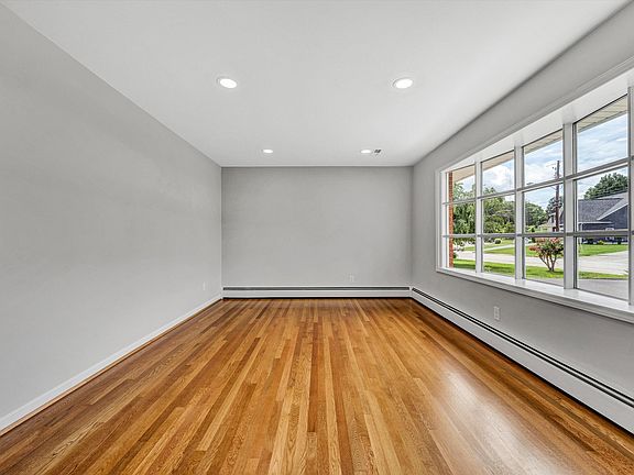 3rd image of 510 Chamberlain Ln