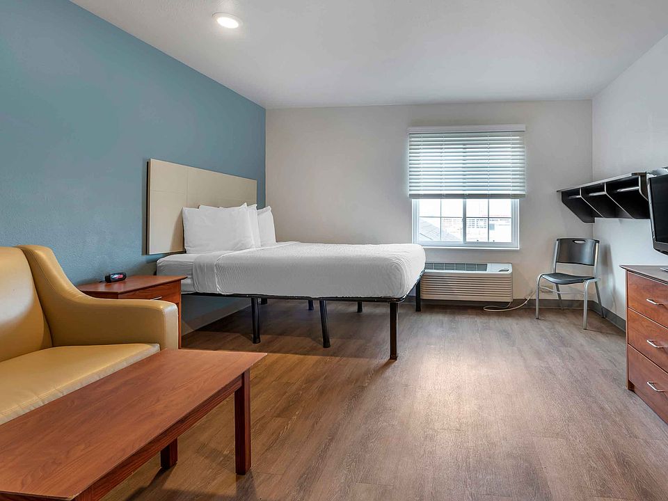 Deluxe Studio - 1 Queen Bed