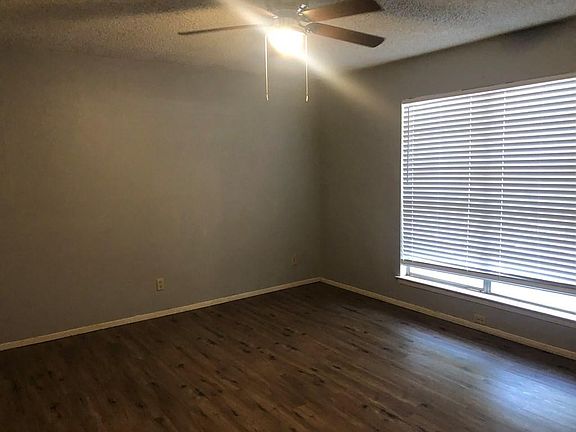 3rd image of 2704 Sunset Dr