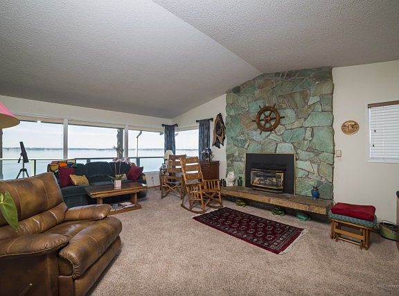 2nd image of 901 Rocky Point Dr