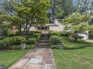 6928 Winterberry Ln, Bethesda, MD 20817