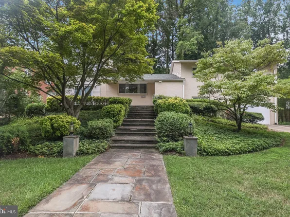 6928 Winterberry Ln, Bethesda, MD 20817