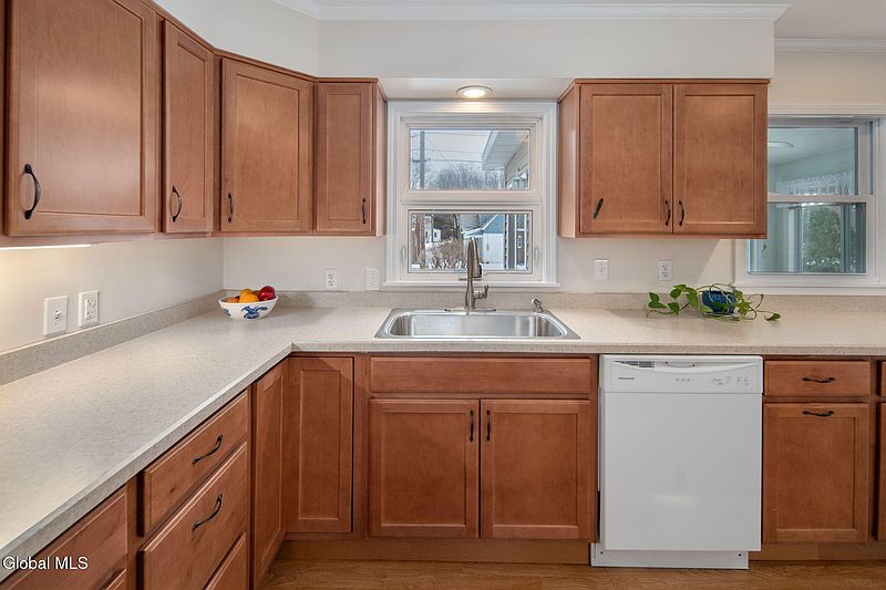 4th image of 27 Croswell Street