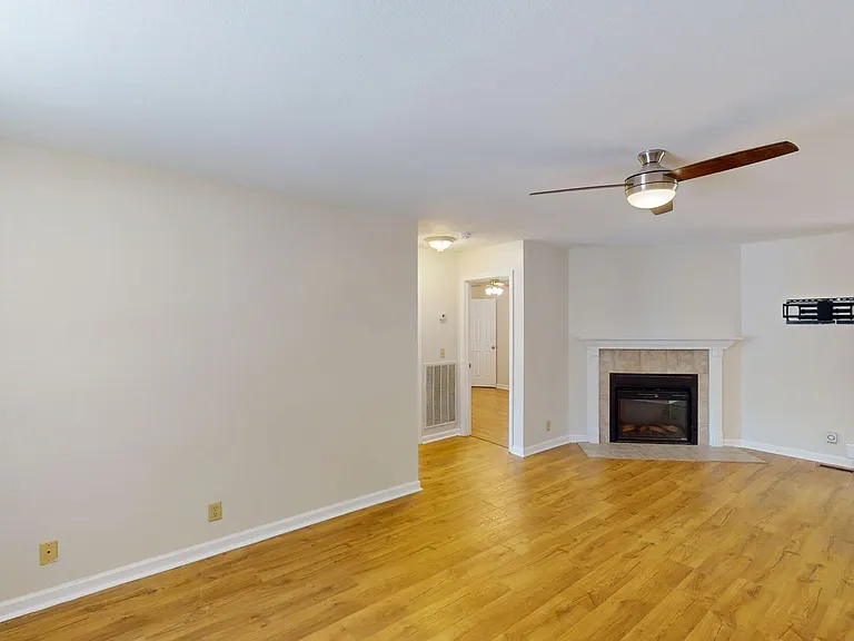 424 Eisenhower Dr — Photo 13