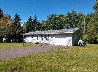 743 Pebble Beach Dr, Ontonagon, MI 49953