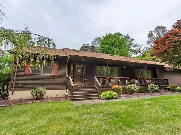 25 Grandview Dr, Southbridge, MA 01550