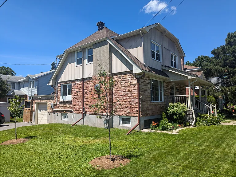 220 Cowley Ave — Photo 3