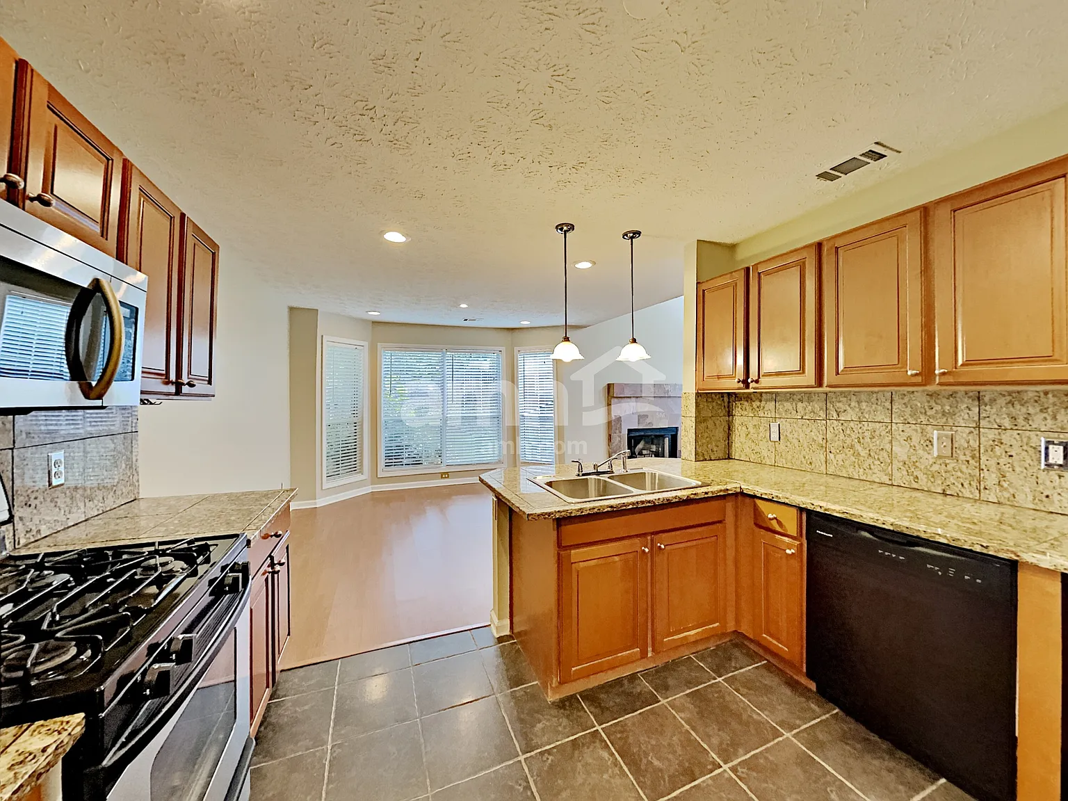 3 bed, 2.5 bath, 1460 sqft, $2,570 — Photo 4