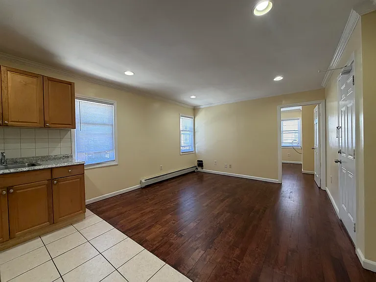 77 Hutton St #4 — Photo 2