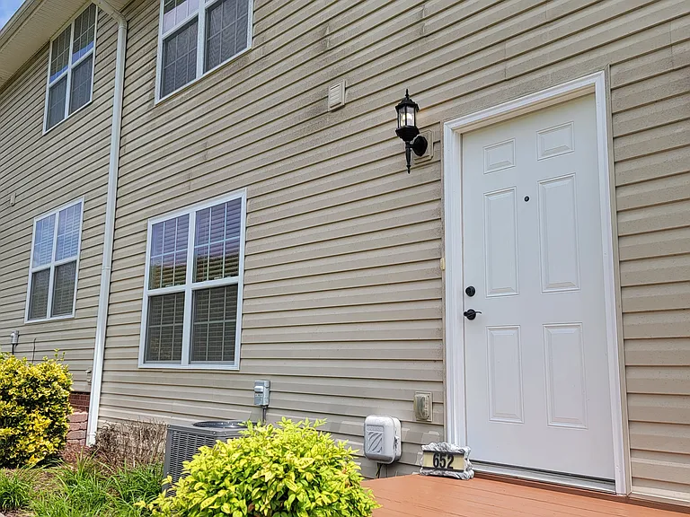 652 Grays Pointe Ct — Photo 2